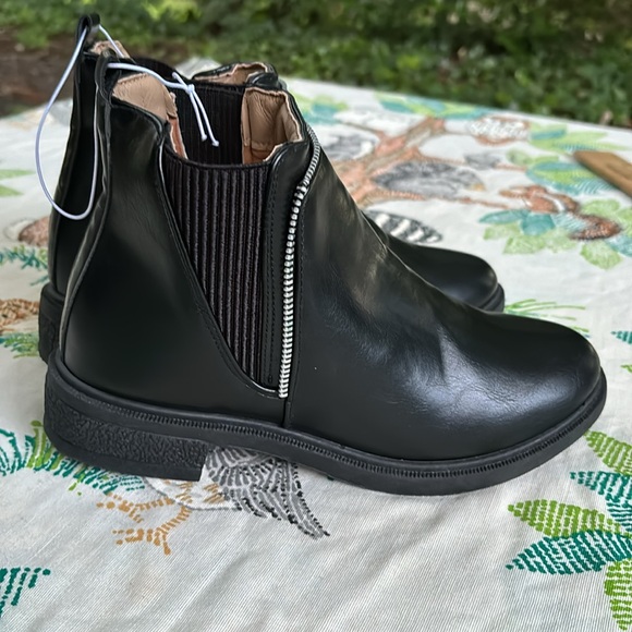 NWT Regazza Black Slip On Ankle Boots Elastic Sides Zipper Design Women’s 6 8 10 - Picture 2 of 16